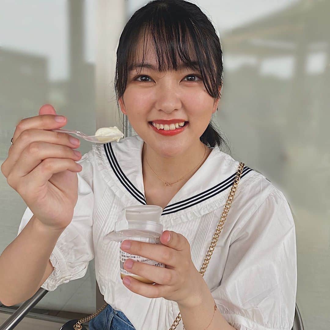 上田理子さんのインスタグラム写真 - (上田理子Instagram)「#大島しおプリン  口に入れたときは甘いけど、後から塩の味がしてきて さっぱりしてて食べやすかったです〜🍼  #一口あげる〜みたいなね（？） #よく見たらカメラ目線じゃない笑」7月22日 21時50分 - ueda_riko_official