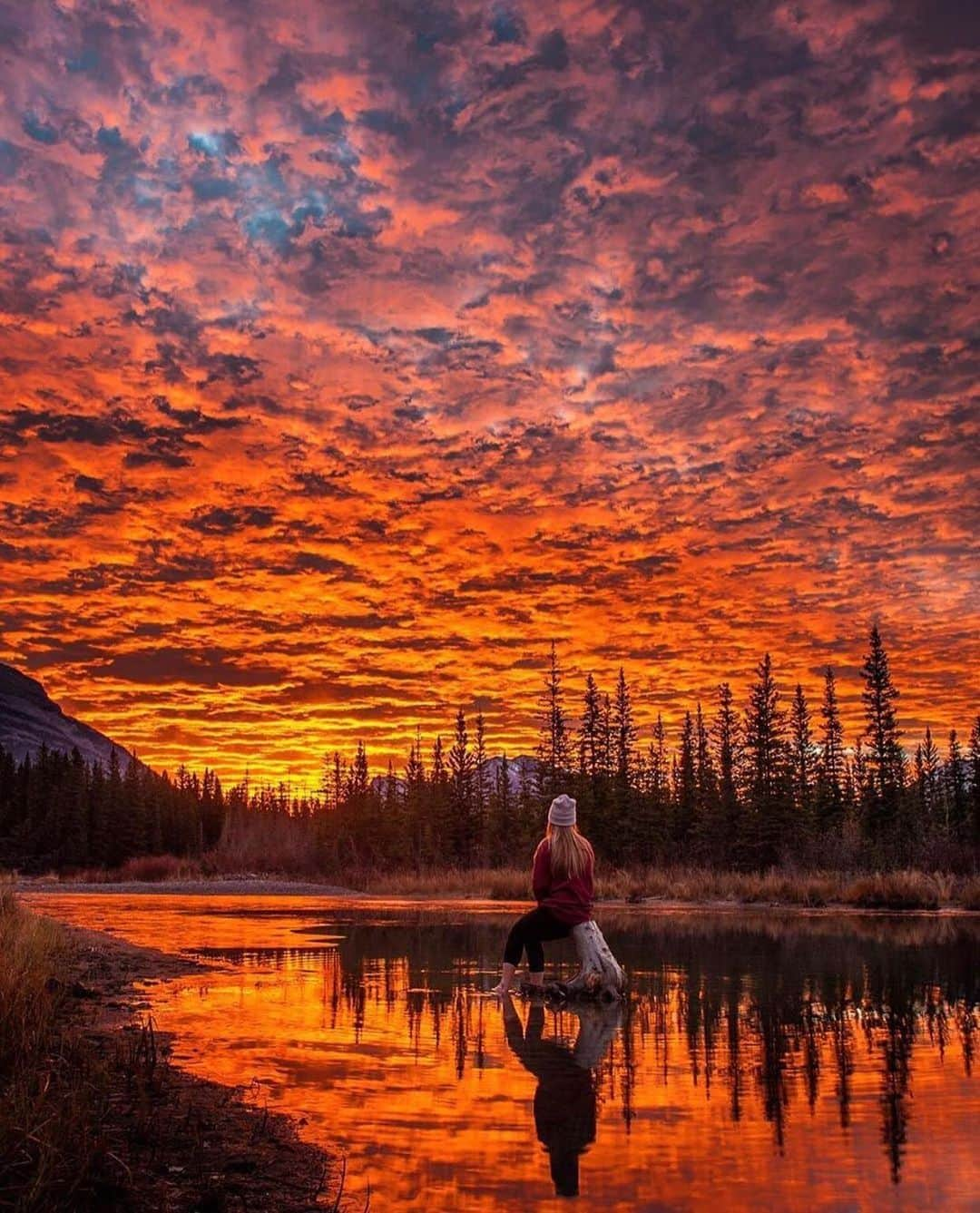 Canon Photographyさんのインスタグラム写真 - (Canon PhotographyInstagram)「What a sunset 🌅  Photography // @mir.gray Curated by @steffeneisenacher  #sunsetphotography #sunsetmadness #alberta #canada #reflectiongram」7月22日 21時55分 - cpcollectives