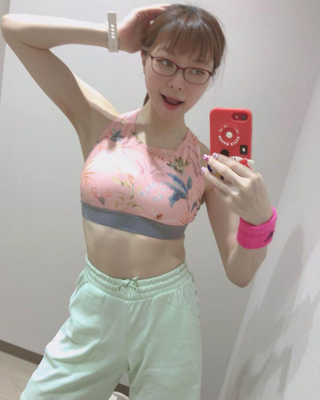 DJ MIYAさんのインスタグラム写真 - (DJ MIYAInstagram)「こんばんはぁぁ❤️❤️今日もrunning 5km走ってきたよ♪🌈週３Training！！！  走るの大好き❤😘  今日のrunning samary  5km を、26:56分钟 （加速&クールダウン込み） . このSports wearは  @andar_japan  さんの❤️ ヨガウェアだけど、このtopsもしっかりとholdしてくれたし、 Half pantsもZUMBA踊りやすかったよ💗  . .  .  . 楽しいから、がんばるっ💗💗💗 . . 素敵なwearを ありがとうございます🌸🌟  .  しかも、Trainingの日はメイクしないって決めてるので  超すっぴん❤️❤️(o^^o)  .  色が白すぎて、、、、 筋肉が分かりづらいよね笑笑❤️❤️❤️ . #アンダール　#みんなのレギンス　 #andar #韓国ファッション　#トレーニングウェア　#スポーツブラ　#ランニング女子 #筋トレ女子 #筋トレ好き  #フィットネス女子 #フィットネスウェア #フィットネス #ジム #ジム女子  #ワークアウト女子 #ランニング好き #ランニング大好き #ワークアウト #ランニングウェア  #スポーツ好き #ランニング女子  #旅インスタグラマー #トレーニング女子  #スポーツ #ダイエット #トレーニング #ワークアウト好き #ヨガウェア」7月22日 22時10分 - dj_miya