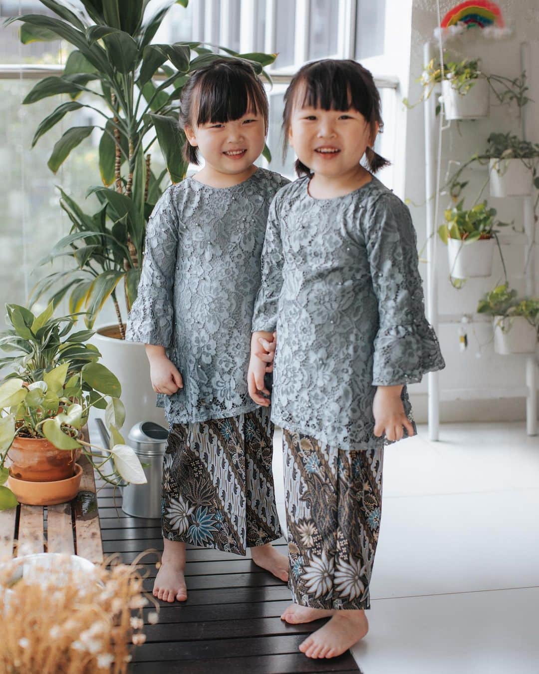 MOMOツインズのインスタグラム：「All decked out in their Baju Kebaya ready to celebrate Racial Harmony Day in school!  #racialharmonyday」