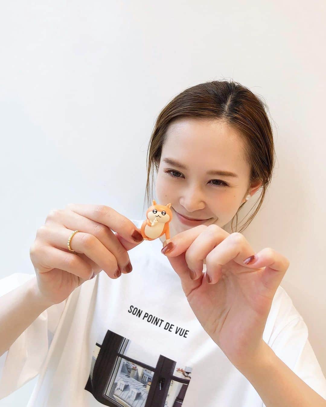 のインスタグラム：「お気に入りのTシャツとクソハムちゃん🐹🌼 . #iena #イエナ #baycrews #ベイクルーズ #クソハム #クソハムちゃん」