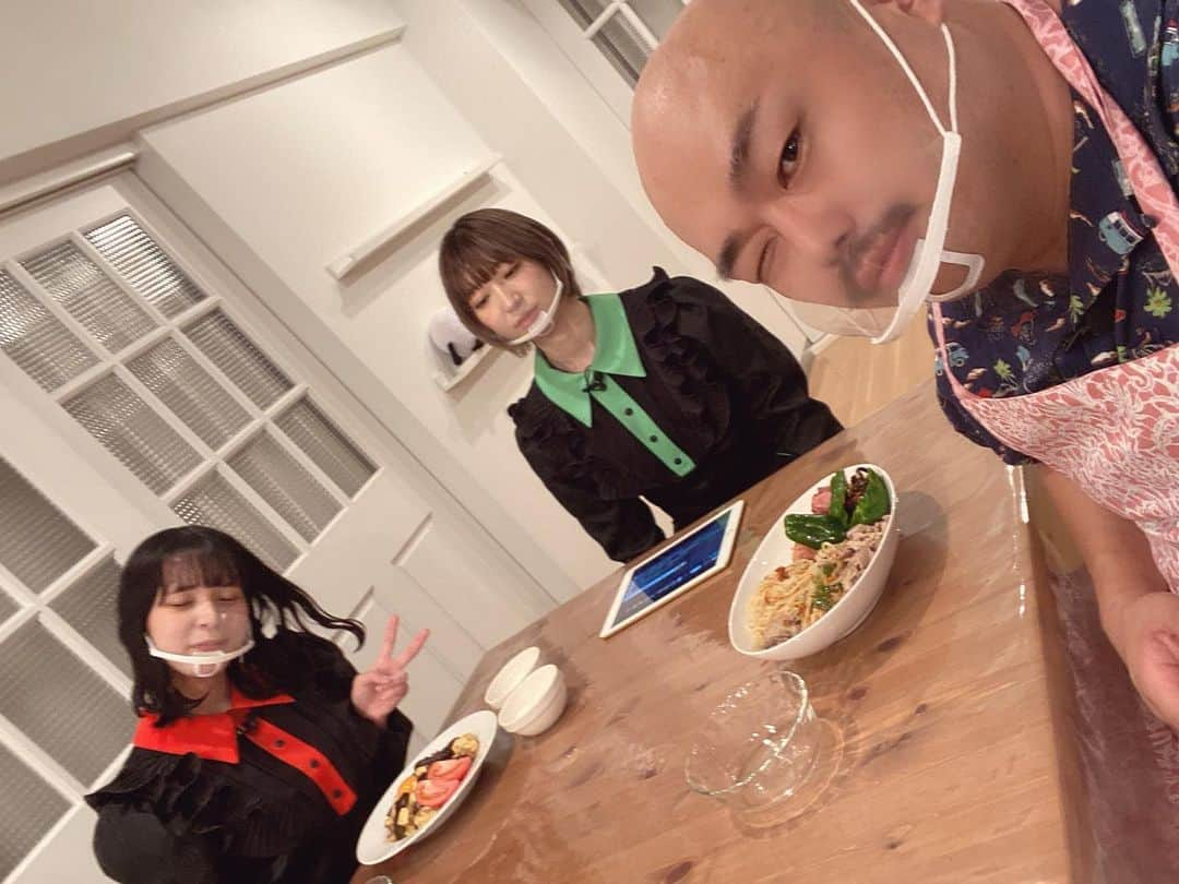 クロちゃんさんのインスタグラム写真 - (クロちゃんInstagram)「豆柴の大群と17LIVEで汚料理バトル  今日の相手のアイカ・ザ・スパイには、ギリギリ負けたしん。 明日は、負けないしんよー！  #クロ豆の汚料理バトル #クロちゃん　#豆柴の大群 #17LIVE #アイカ　#ハナエ」7月22日 22時24分 - kurochandesuwawa