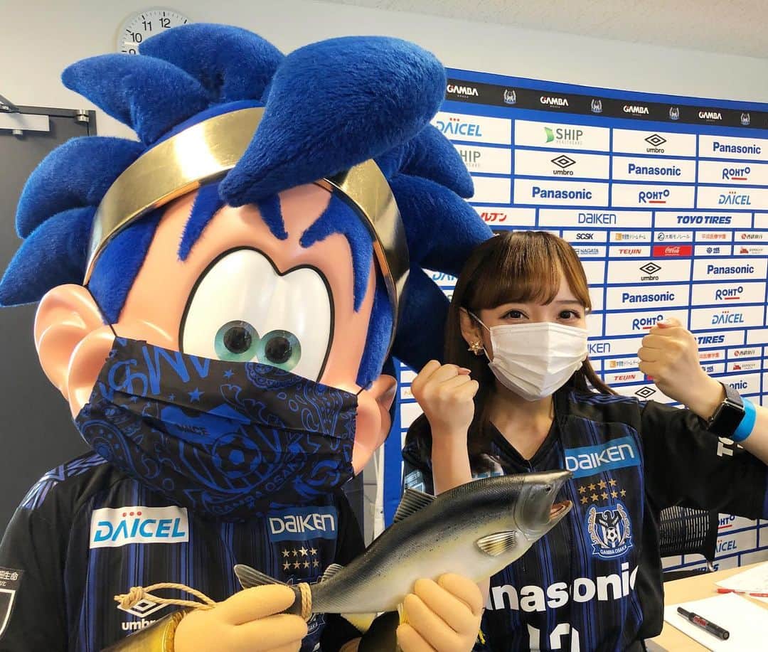 東馬場ななのインスタグラム：「💙 今日は2回目のパナスタライブ、 見てくださった皆様ありがとうございました🙇‍♀️ . 1-0でガンバが勝つと予想していたら、 本当に当たりました〜🤣✨✨✨ ガンバ3連勝〜🤩🤩🤩 . #ガンバボーイとマスクな写真」