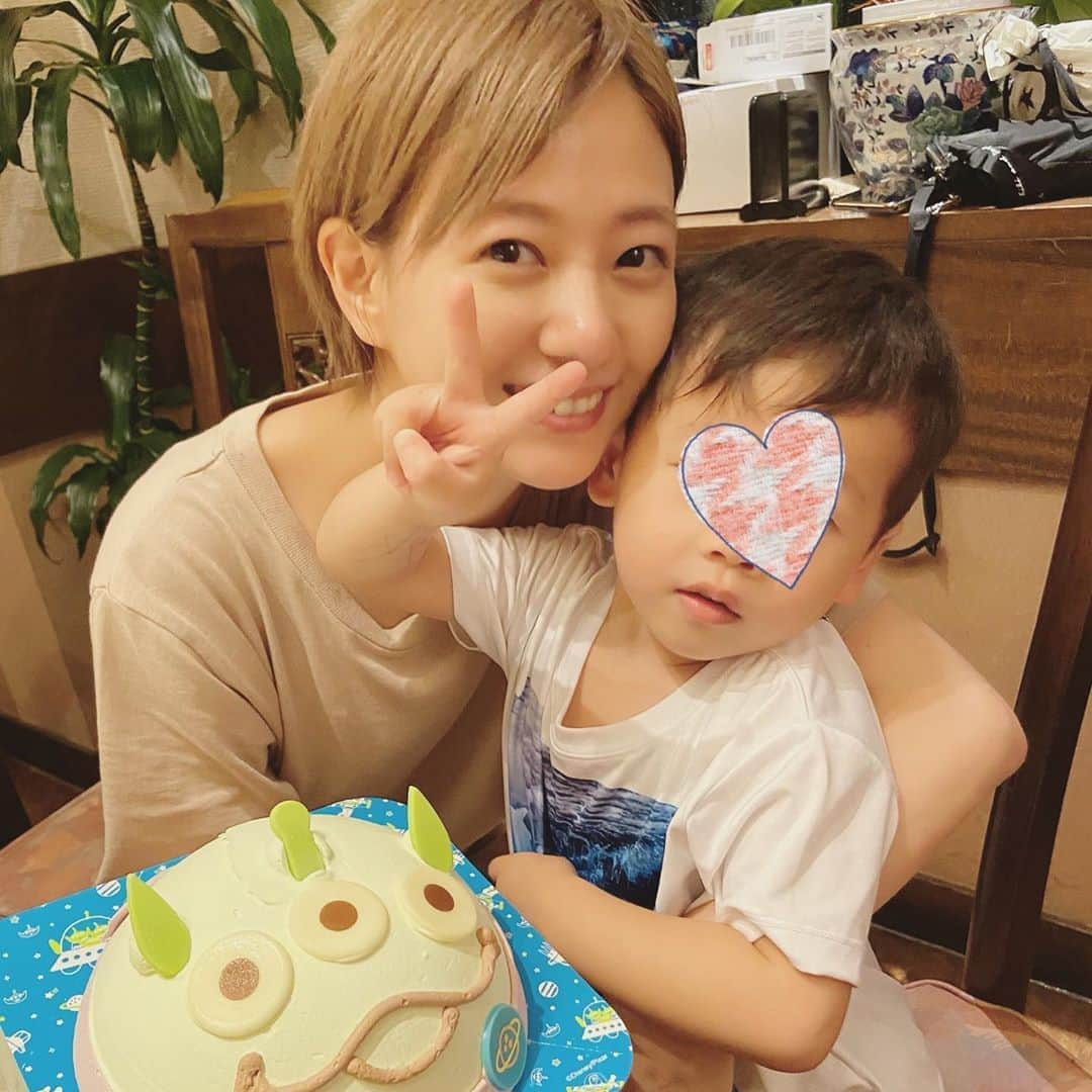 伊藤千晃さんのインスタグラム写真 - (伊藤千晃Instagram)「先日、息子が3歳になりました。﻿ ﻿ 1枚目は大好きなアイスクリームケーキと一緒に。﻿ 2枚目は前に初めて桃狩りに行った時の写真です。﻿ ﻿ "ここから桃ができるんだよ"﻿ ﻿ って教えた瞬間引きちぎってしまったので﻿ 驚いている私です💦😂﻿ ﻿ 元気いっぱいやんちゃな息子ですが、﻿ 最近では家事のお手伝いもしてくれるようになって頼もしいなと思う瞬間もたくさんあります。﻿ ﻿ 成長するごとに環境も悩みも変わって乗り越えていけるのか不安に思う時もあるけど、﻿ 家族や周りの人達に支えられながら子育てと仕事をさせてもらえることにありがたさを感じています。﻿ ﻿ いつも私たち親子を暖かく見守ってくれているみなさんありがとう‼︎﻿ ﻿ これからも親子共々よろしくね♡﻿ ﻿ #お誕生日 #息子 #3歳」7月22日 22時25分 - kikichiaki