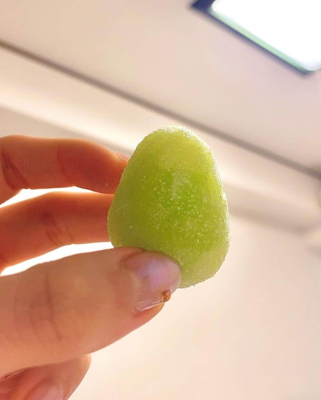 桃乃木かなさんのインスタグラム写真 - (桃乃木かなInstagram)「大好きなお菓子🥳 まるっとマスカットが求肥に包まれた美味しいやつです...ありがとうございます🙌」7月22日 22時26分 - kana_momonogi