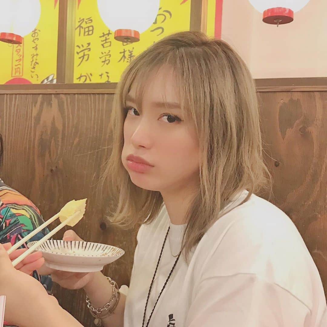 acaneのインスタグラム：「・ acaneとかいて、あかねです。 1月で26歳になりました。 音楽を始めて6年目です。 ・ だいすきな甥っ子が3人います。 福岡出身で関東にマネージャーと2人で住んでます🤟🏾 博多弁がずっと抜けません。笑 ・ ご飯を食べることが好きです。 レバーとタンが好きです。 アイスとチョコも好きです。 飲み物は基本水を飲みます。 お酒はシャンディーガフとカルアミルクが好きです。 ハイボールも最近飲めるようになりました。 いつも笑顔でいたいと思ってます。 いつも心がけてることは相手の立場にたって 物事を考えるようにすることです。 ・ 最近思うことがあって、 アンチが心配ですって言われるけど 多分acaneは、有名な人たちと比べて めっちゃアンチが少ないので 全然心配しなくてオッケーありがとうです。❤︎ ・ ・ 最近自己紹介してなかったけん 適当に思いつくことを書いた！笑 ・ #自己紹介」