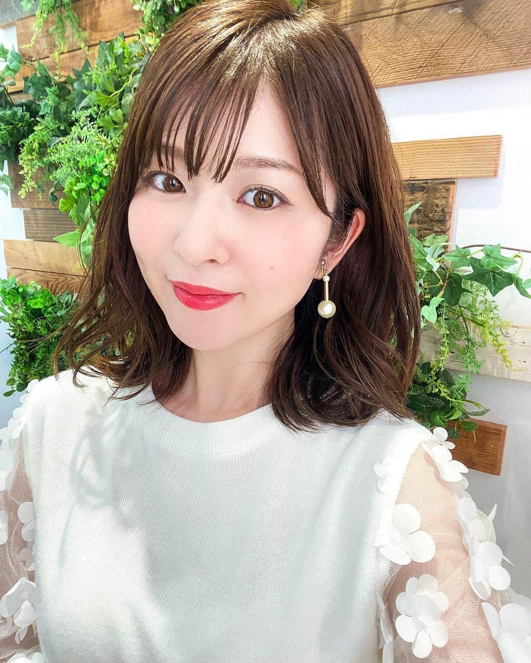 みゆこさんのインスタグラム写真 - (みゆこInstagram)「.﻿ ヘア雑誌の撮影ははじめてだったのだけど、﻿ 今日も楽しかったー☺️🧡﻿ ﻿ 梅雨のジメジメな憂鬱な気分を吹き飛ばす、﻿ 白のサマーニットと赤リップ💄♡﻿ 暑い日には出来ないメイク、ファッションを﻿ あと少し楽しみたいなっ(*´＾`*)💓﻿ ﻿ ﻿ #今日の一枚#夏服#梅雨#自撮り🤳#自撮り女子#せるふぃー#セルフィー﻿ ﻿」7月22日 22時26分 - miyuco.t