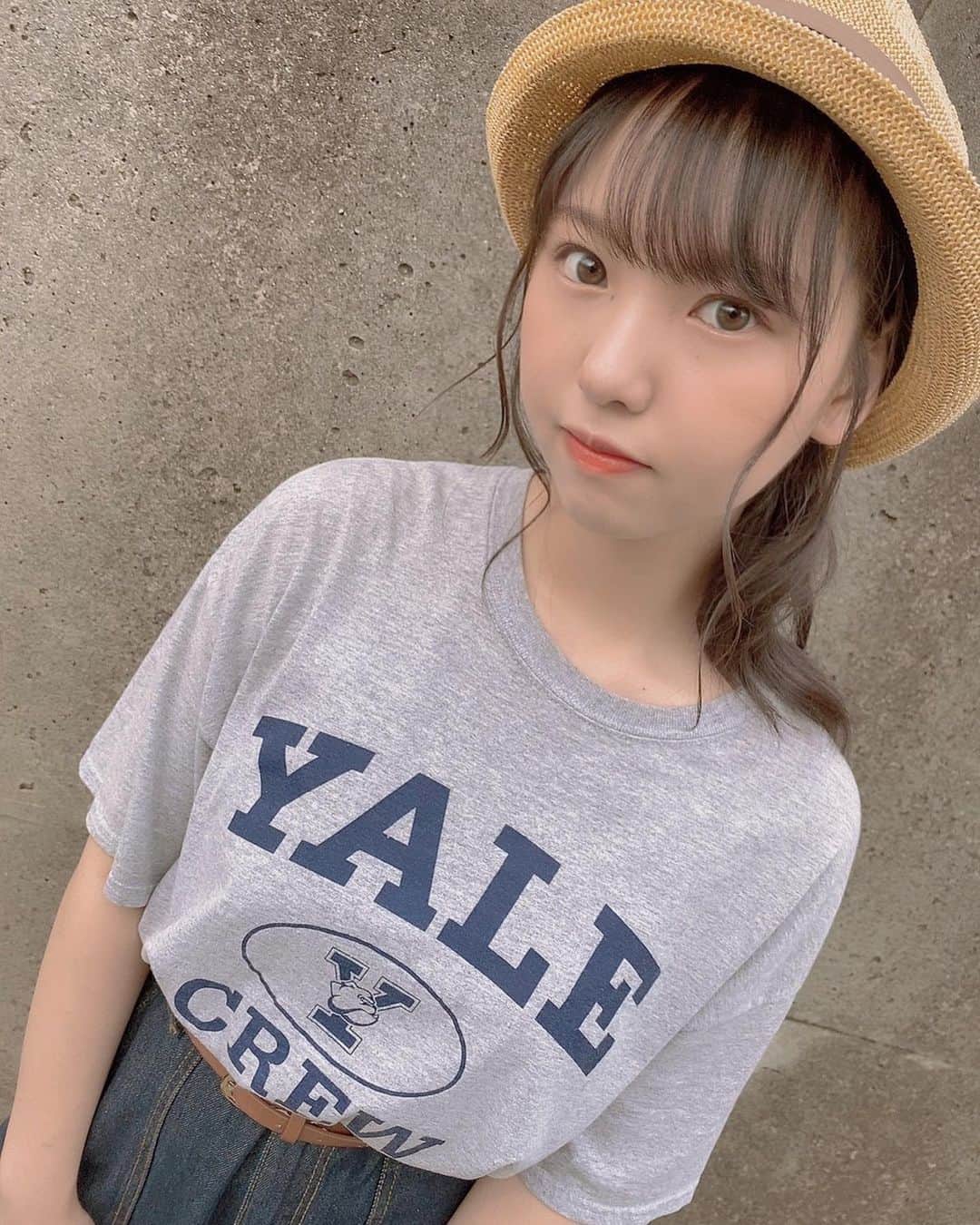 本郷柚巴のインスタグラム：「簡単に絶対可愛くなれる女子👒 ・ ・ Tシャツ 麦わら帽子 ワイドパンツ スニーカーorサンダル 水🐳 ・ ・ ・ カジュアルで可愛いコーデ💙 ・ ・ ・ 高い服なら可愛いのたくさんあるけど… とにかくコスパ🤍 エール大学カレッジTシャツ これは本当に男子女子でも可愛い 古着屋さんで出会ったら是非連れて帰ってあげて下さい☺️ ・ ・ ・ #古着 #古着女子 #meccaplus #tshirt #yale #pants #widepants #麦わら帽子 #麦わら帽子コーデ #water💙 #夏 #summer #コスパ最高コーデ #nmb48  #本郷柚巴  ・ ・ え？ この水ですか？ 涼しく見入るでしょ？ ・ ・ 映え水って言います😄適当💕」