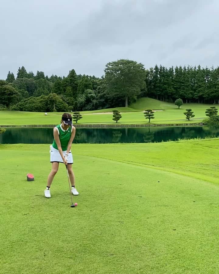 あやごるふのインスタグラム：「⛳️ナイスオン特集﻿ ﻿ 3枚目は1枚目の続きでバーディートライ🌟﻿ ﻿ ﻿ ﻿ 1月にクラブ総入れ替えしてから﻿ 使いこなせてなかった5W・5U・6U…。﻿ ﻿ ﻿ そしたらこの日急にポコポコ打てるようになって🥺🙏💓﻿ ﻿ ﻿ 5W、使いこなせたら150ydは余裕だねって﻿ 沢山のプロに言われてきたけど﻿ ずっとトップばかりで転がって130ydとか…💧﻿ ﻿ けどこの日はしっかり球も上がって﻿ 150yd近く飛んでて﻿ やっっっと使いこなせたかーって﻿ すごく安心したし次からの自信になる😭✨﻿ ﻿ 30万もかけたのに全然使いこなせなくて﻿ 結構ショックだったから凄く嬉しい😊❣️﻿ ﻿ ﻿ ヘッドスピードが早すぎたのと、﻿ ドライバーだけ未だに1番最初に買った﻿ シャフトがフニャフニャのを使ってたのが原因かと💦﻿ ﻿ いつもドライバーだけ完璧で﻿ 2nd残念、、って感じだったけど、﻿ ﻿ 今回はドライバーがそこそこで﻿ 8割のスピードでほんわか打つとしっかり当たる、﻿ ほんで、W・U完璧！って感じだったから、﻿ ドライバーも#ping #g410 に替え時ですね💡﻿ ﻿ 指名したティーチングプロの﻿ スーパーキャディーさんも﻿ 今までの感じとか全部話した上で見てもらって、﻿ 絶対#pingg410 で揃えよう‼️ってアドバイス貰ったし✨﻿ ﻿ もっともっと上手になりたいから﻿ 惜しまずに即入れ替えしてベスト出すぞ😤﻿ ﻿ ﻿ ﻿ ﻿ #golfnetwork #golf #golfswing #golfwang #reginagolf  #golfgirls #instagolf #golfstagram #ゴルフ #ゴルフ女子 #ゴルファー #ゴルフ好き #ゴルフ部 #ゴルフウェア #골프 #ゴルフスイング #ゴルフ大好き #ゴルフ好きな人と繋がりたい #ゴルフばか #golflife #golfgirl #골프 #골프웨어 #골프스타그램 #해외여행 #예쁘다 #다이어트」