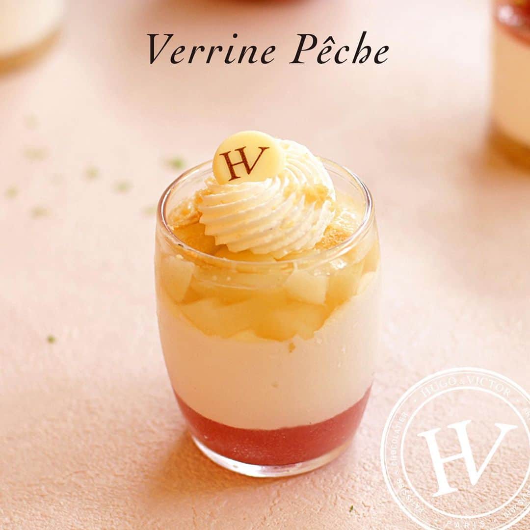 HUGO & VICTORさんのインスタグラム写真 - (HUGO & VICTORInstagram)「＼Verrine Pêche／ 旬を迎えるフルーツ「桃」を使った「ペッシュ フェア」開催中。 . ✶ ━━━━━━━━━━━━━━━━━━━━━━ ✶ ＜Verrine Pêche(ヴェリーヌ ペッシュ)＞ 価格：800円(税別) 販売期間：発売中 販売店舗：全店 ✶ ━━━━━━━━━━━━━━━━━━━━━━ ✶ . 白桃のピュレを使ったソースに桃風味のムース、丁寧にポッシェした白桃とヴェルヴェンヌ香るゼリーを合わせました。涼しげな装いのヴェリーヌはこれからの夏にぴったりな一品です。 . . . #hugoetvictor #hugoandvictor #hugovictor #patissier #chocolatier #patisserie #chocolaterie #sweets #chocolat #cake #gift #gourmet #tokyogourmet #Pêche #ユーゴアンドヴィクトール #チョコレート #パティスリー #ショコラトリー #ショコラ #アイスクリーム #グルメ #美味しい #スイーツ #東京グルメ #パティシエ #ショコラティエ #桃 #ペッシュ #夏季限定 #ヴェリーヌ」7月22日 22時32分 - hugovictor_jp