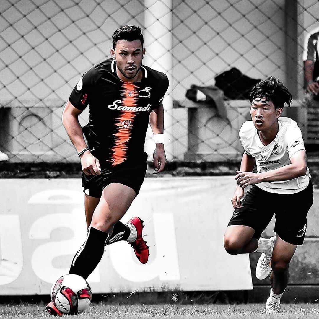 ヴィンセント・ケインのインスタグラム：「Ive been playing pro almost as long as @man_monthonn has been alive.... 😳👨🏻‍🦳👨🏻‍🦳 feeling old 😂 #bangkokfc #kv11 #oldbutgold #thefuture」