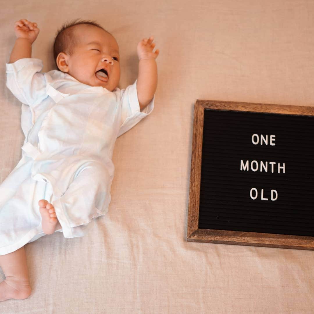 佐野莉子のインスタグラム：「2ヶ月になる前に🌱⠀ #baby #babymilestones #monthlymilestones #月齢フォト #令和ベビー #令和2年ベビー #公式たまひよグラマー  #stayhome #おうち時間 #babygirl #onemonthold #1ヶ月 #sigmafp #あくび #yawn」