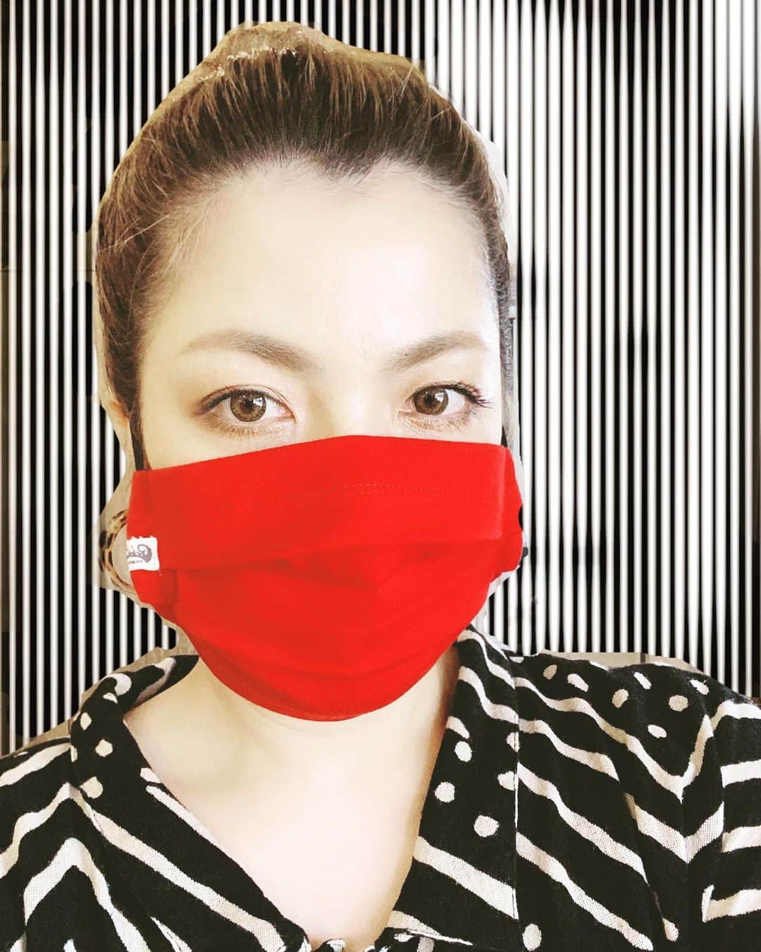 のインスタグラム：「RED mask❤️ 🔻 #mask #red #暑いけど」