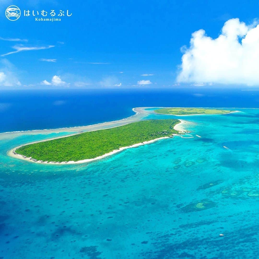 HAIMURUBUSHI はいむるぶしさんのインスタグラム写真 - (HAIMURUBUSHI はいむるぶしInstagram)「小浜島・はいむるぶしから癒しの風景をお届けします。 夏晴れの下、青く煌くサンゴ礁の海… 緑に覆われた新城島の白い海岸線と八重山ブルーの海が美しい海景を彩っています。 #沖縄 #八重山諸島 #新城島 #パナリ #サンゴ礁 #青い海 #リーフ #小浜島 #リゾート #ホテル #はいむるぶし」7月22日 22時53分 - haimurubushi_resorts