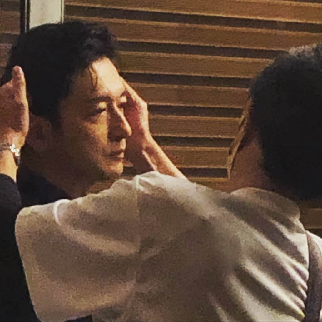 石丸幹二さんのインスタグラム写真 - (石丸幹二Instagram)「ヘアメイクさんに髪を整えてもらい。私たちには当たり前のよくある光景だけど、よくよく考えてみると、不思議な感じだ。こんな時って、何を考えてるんだろう。石丸マネ #石丸幹二 #kanjiishimaru」7月22日 22時53分 - team_kanji_ishimaru