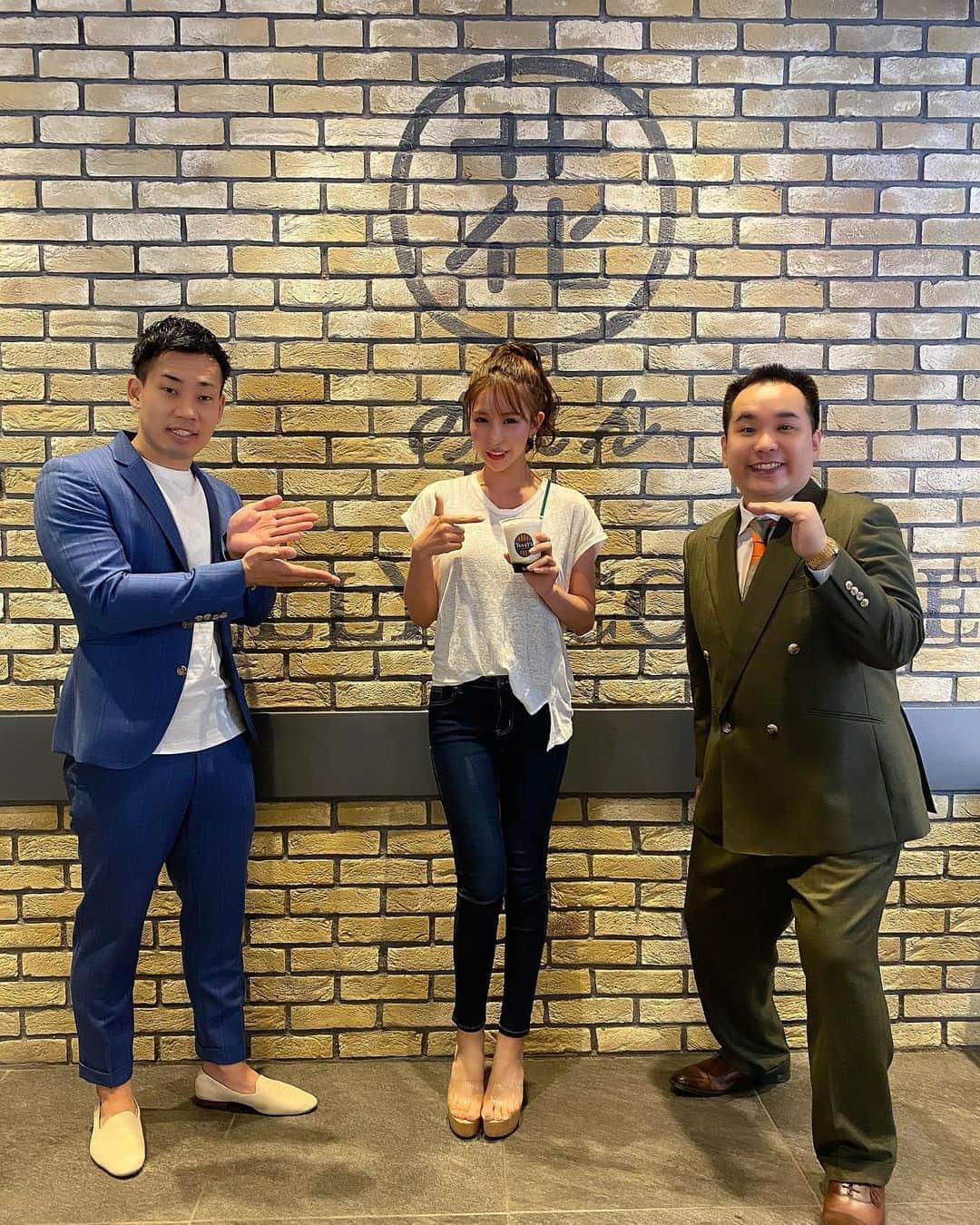ちゃんうさのインスタグラム：「今日はなんばグランド花月の1階にあるタリーズコーヒーで限定ドリンクが発売されるって聞いて遊びに行ってきました❤️ . 『笑ラッテ』ってゆうラテアートで4組の芸人さんのラテアートが楽しめるんだって！☺️👏🏻 わたしは『ミルクボーイ』さんを頼んだけど美味しかった😋💕 . 今日から1カ月限定みたいなので是非みんな飲んでみてー✨✨あ！あと、花のれんタリーズコーヒーなんばグランド花月店限定だからお気をつけて❣️ . みんなも飲んだらハッシュタグ#笑ラッテ○○で投稿してみてねん🥰👏🏻👌🏻 ✨  ○○は自分が飲んだ芸人さんの名前を入れてねえぇ♩♩ . . . #笑ラッテミルクボーイ#花のれんタリーズコーヒーなんばグランド花月店 #お笑い芸人ラテアート#タリーズコーヒー#ラテアート #コーヒー好き #カフェ巡り #ちゃんうさ #ミナミ #大阪 #難波 #ngk #なんばグランド花月 #芸人 #お笑い芸人 #ミルクボーイ #pr」