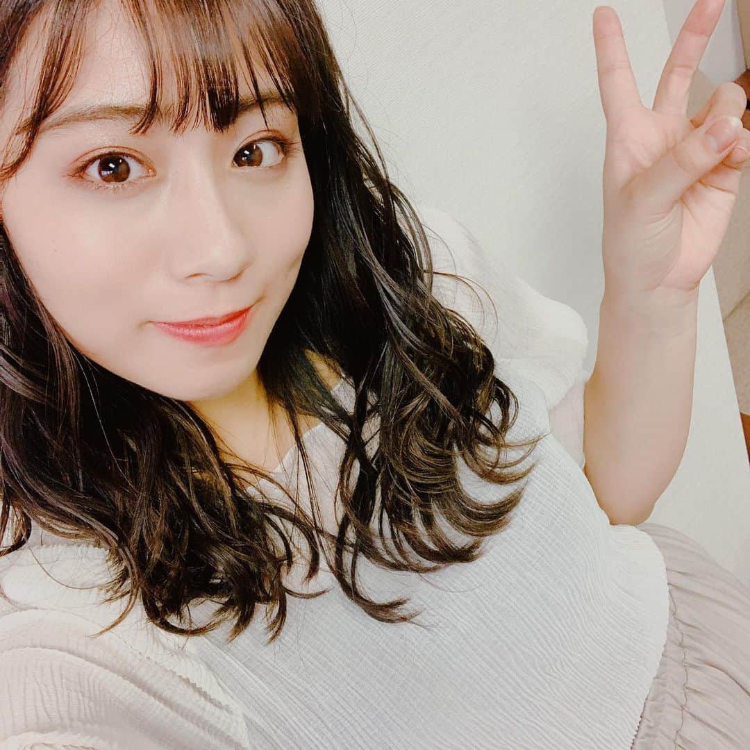 のインスタグラム：「記念すべき800投稿★ みんないつもハルのInstagram見てくれてありがとう😌♪ これからもよろしくねー！🌸🌸  そして。無観客ライブ配信まであと6日(^^) やっとだよーやっとだよー♪ 今日は久々ライブしてきました！ 収録だけどね♪♪ 明日は、ライブライブライブ！ ぜひ見てね〜👏☺️」