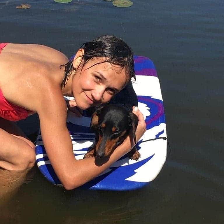 リュボーフィ・イリュシェチキナのインスタグラム：「One weekend at the cottage... Sun... Lake... Swimming... Relaxing... Joy... And a cookie 🍪 #summer #cottage #sun #cookie #dog #lake #swim #summer2020 #me #love」