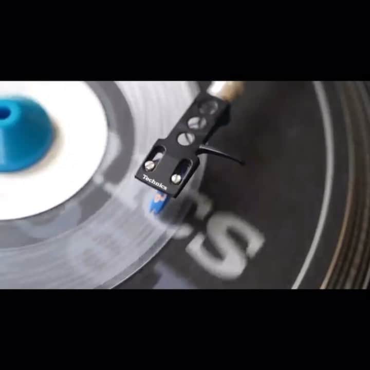 松井泉のインスタグラム：「【#YLNW 】 去年よりご一緒させていただいております、yossy little noise weaver の新曲が7inchで8月中旬にリリース決定！！ 8/10にはこちらも生配信ライブやりますので皆様是非ご覧ください！！  YOSSY LITTLE NOISE WEAVER Band    YOSSY : Vocal,Keyboard    icchie : Trumpet,Flugelhorn    伊賀航 : Bass    栗原務(from LITTLE CREATURE) : Drums    滝本尚史 : Trombone　    松井泉 : Percussions   月見ル君想フ : moonromantic.com  #yossylittlenoiseweaver」