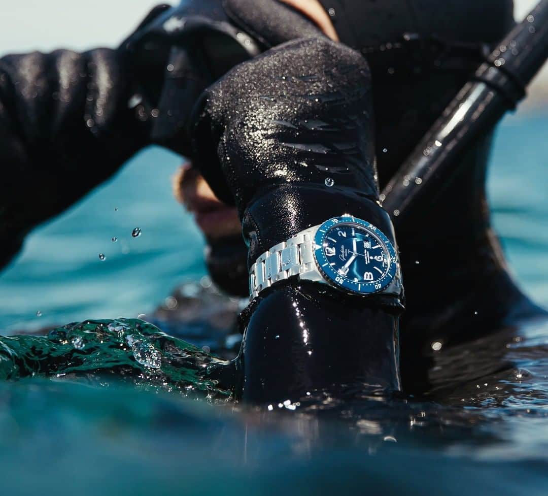 のインスタグラム：「Dive into the Original⁠ ⁠ The SeaQ Panorama Date is both – a very stylish and reliable diving companion. It offers maximum reliability under all conditions: water-resistant up to 30 bar and equipped with SuperLumiNova highlights, demanding divers are sure to be safe. ⁠ ⁠ Image: Courtesy of Man of Many @manofmanytastes⁠ ⁠ #GlashütteOriginal #GlashuetteOriginal #SeaQ #SeaQPanoramaDate #PanoramaDate #divewatch #watchdesign #madeingermany #watchmakingart #wotd #instawatch #watchesofinstagram #vintageinspired⁠ #diving #sea #blue #bluedial #divingwatch #diver #ocean⁠」