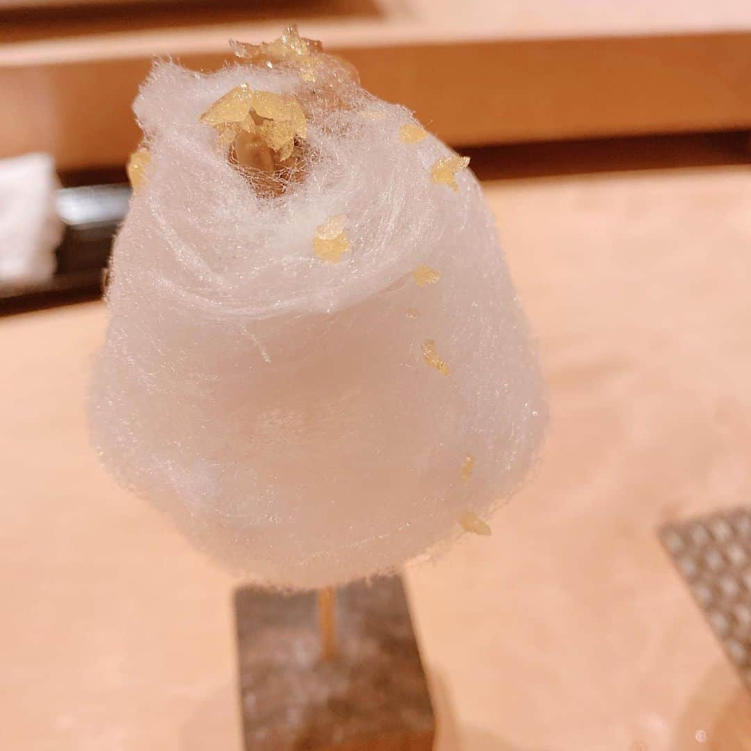 青山志穂さんのインスタグラム写真 - (青山志穂Instagram)「キャンディーフォアグラ@SUSHI GONPACHI お口の中でパチパチ弾けるスペイン産のキャンディーと綿アメとフォアグラのテリーヌの組み合わせが、程よくキャラメリゼされたフォアグラみたいな印象。美味しくて面白い一品でした✨  #権八 #権八渋谷 #sushigonpachi #sushigonpachishibuya #キャンディーフォアグラ #素敵な夜 #寿司 #渋谷 #グローバルダイニング」7月22日 23時04分 - shiho_aoyama_