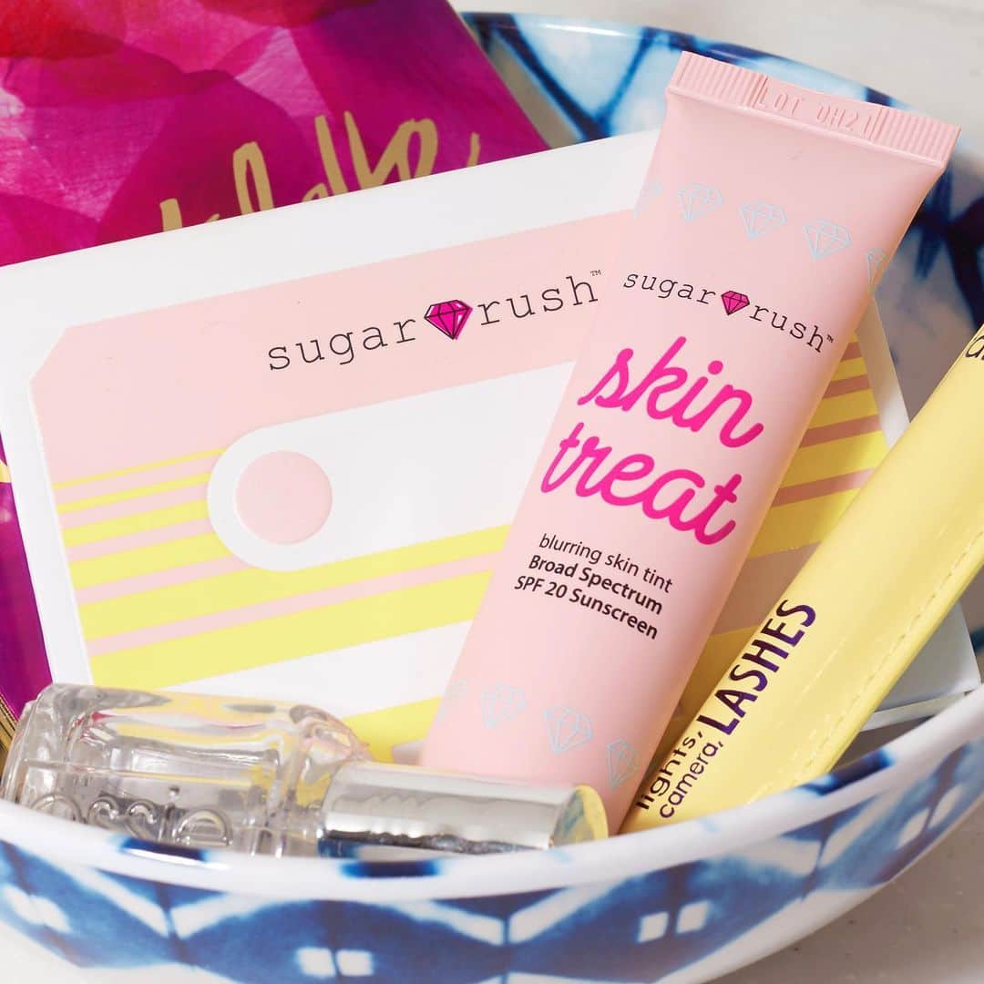 Tarte Cosmeticsさんのインスタグラム写真 - (Tarte CosmeticsInstagram)「A peek into our everyday beauty stash featuring some #vegan @sugarrush essentials: ✨ summer playlist eye & cheek palette: 5 clay-infused shades for maximum blendability, pigment & wear ✨ skin treat tinted moisturizer: all-in-1 moisturizer, makeup & SPF that helps even out skin tone while helping keep shine under control w/ a natural matte finish ✨ lights, camera, lashes 4-in-1 mascara: volumizes, lengthens, curls & conditions lashes #sugarrush #sugarsquad」7月22日 23時05分 - tartecosmetics