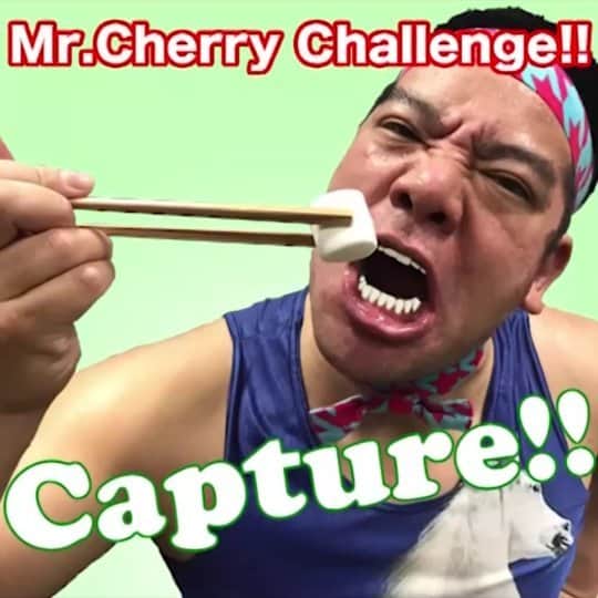チェリー吉武のインスタグラム：「【Catch marshmallows with chopsticks】 Become a Japanese Marshmallow Man⚪🥢  箸でマシュマロキャッチする 世界記録の壁はまだ高い マシュマロを自由に扱う ジャパニーズマシュマロマンになりたい #guinnessworldrecord #Challenge #mrcherry #officiallyamazing #ギネス世界記録 #チェリー吉武 #チャレンジ #🍒」