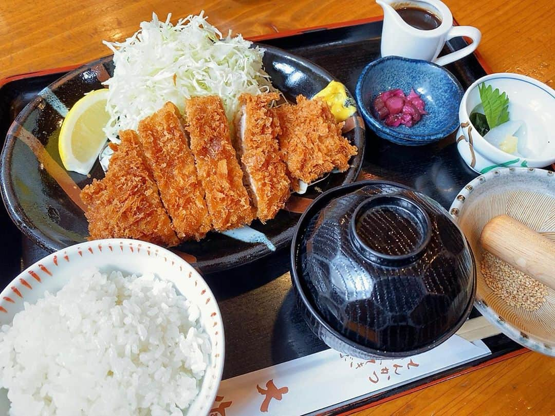 村田綾のインスタグラム：「久しぶりの飯テロ！ 大好きなとんかつ屋さん♡ 蕨駅東口にある「大作」さん♪  ランチのロースカツ定食！ キャベツ、ご飯、お味噌汁が、おかわり自由で1000円いかない(´⊙ω⊙`)  コスパ良すぎ…(´；ω；`) そして、美味しすぎ(´；Д；`)  ステーキも美味しいよぉ〜(￣▽￣) カツカレーも食べたいよぉ〜(((o(*ﾟ▽ﾟ*)o))) オススメだょ(*≧∀≦*)  #飯テロ #とんかつ #蕨駅東口 #大作 #ランチ #美味しすぎる」