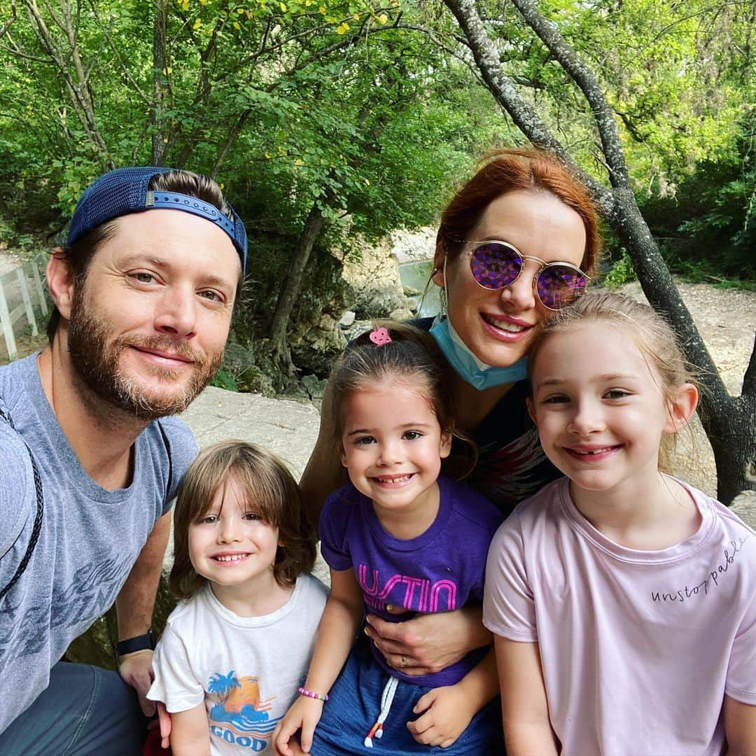 ダニール・ハリスのインスタグラム：「We have accepted the #5K4Kids challenge to raise awareness for BGCAA! @jensenackles, the kids and I will run, mostly walk, or be pulled happily in a wagon on a 5k for the boys and girls club kids! @bgcaustin serves over 16,000 Club youth annually with high-quality and safe out-of-school programming. However, over 105,000 Austin area youth still lack free or affordable care each day. Help us raise awareness to the challenges that face our youth! We know many face limitations when it comes to giving now so if you are unable that’s ok, just join on 7/28 for live updates along the way! Check out your local boys and girls club for ways to help! #linkinbiotodonate」