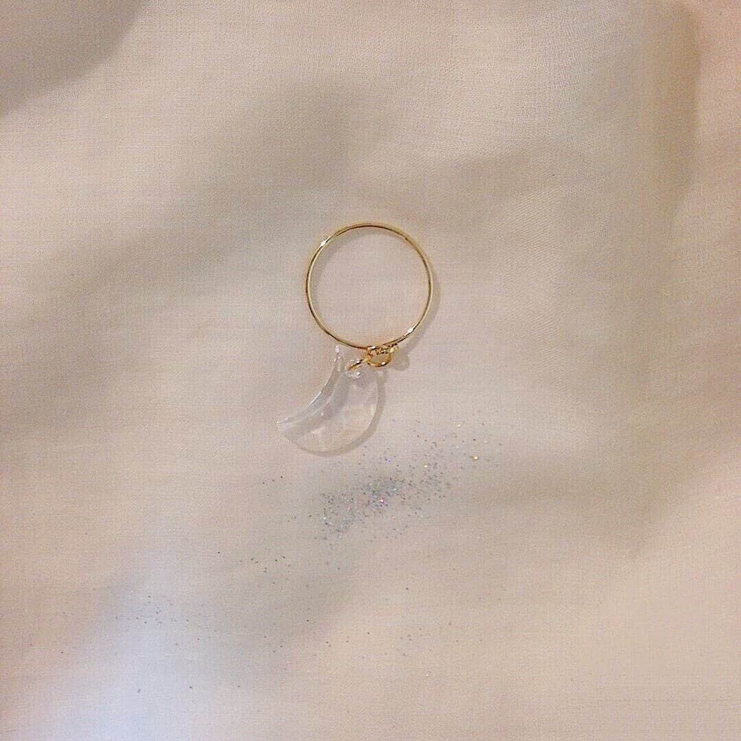 松尾 瞳のインスタグラム：「. 最近きづいたことは、 オロナインって桜餅のにおいするな？ ってことです。  みんなおやすみぃ〜😴🌙 (まだ寝ないけど)」