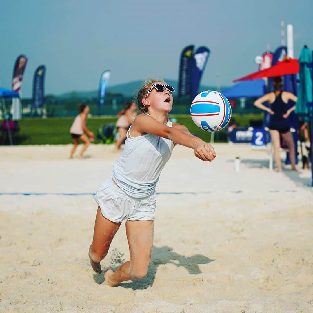 USA Volleyballさんのインスタグラム写真 - (USA VolleyballInstagram)「Day 1 of the 2020 USA National Beach Tour Junior Championship is in the books! It is great to be back in the sand. ❤⛱🏐 --- 🔗 to results in our bio 📷 @quadcphotography #ihearthsv」7月22日 23時14分 - usavolleyball