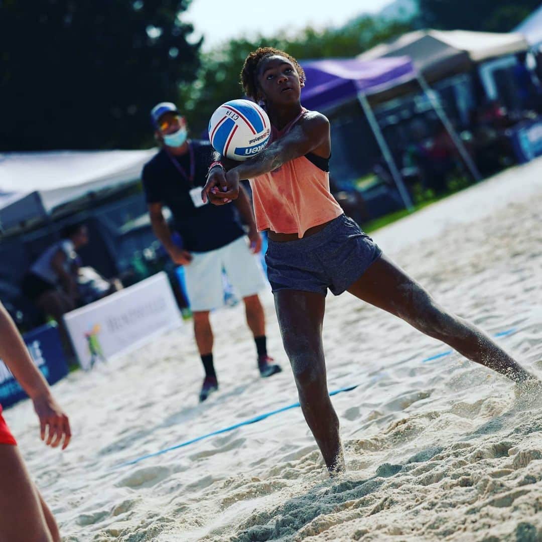 USA Volleyballさんのインスタグラム写真 - (USA VolleyballInstagram)「Day 1 of the 2020 USA National Beach Tour Junior Championship is in the books! It is great to be back in the sand. ❤⛱🏐 --- 🔗 to results in our bio 📷 @quadcphotography #ihearthsv」7月22日 23時14分 - usavolleyball