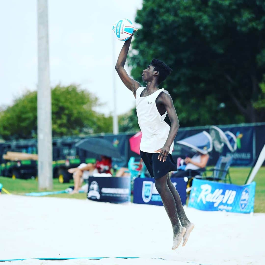 USA Volleyballさんのインスタグラム写真 - (USA VolleyballInstagram)「Day 1 of the 2020 USA National Beach Tour Junior Championship is in the books! It is great to be back in the sand. ❤⛱🏐 --- 🔗 to results in our bio 📷 @quadcphotography #ihearthsv」7月22日 23時14分 - usavolleyball