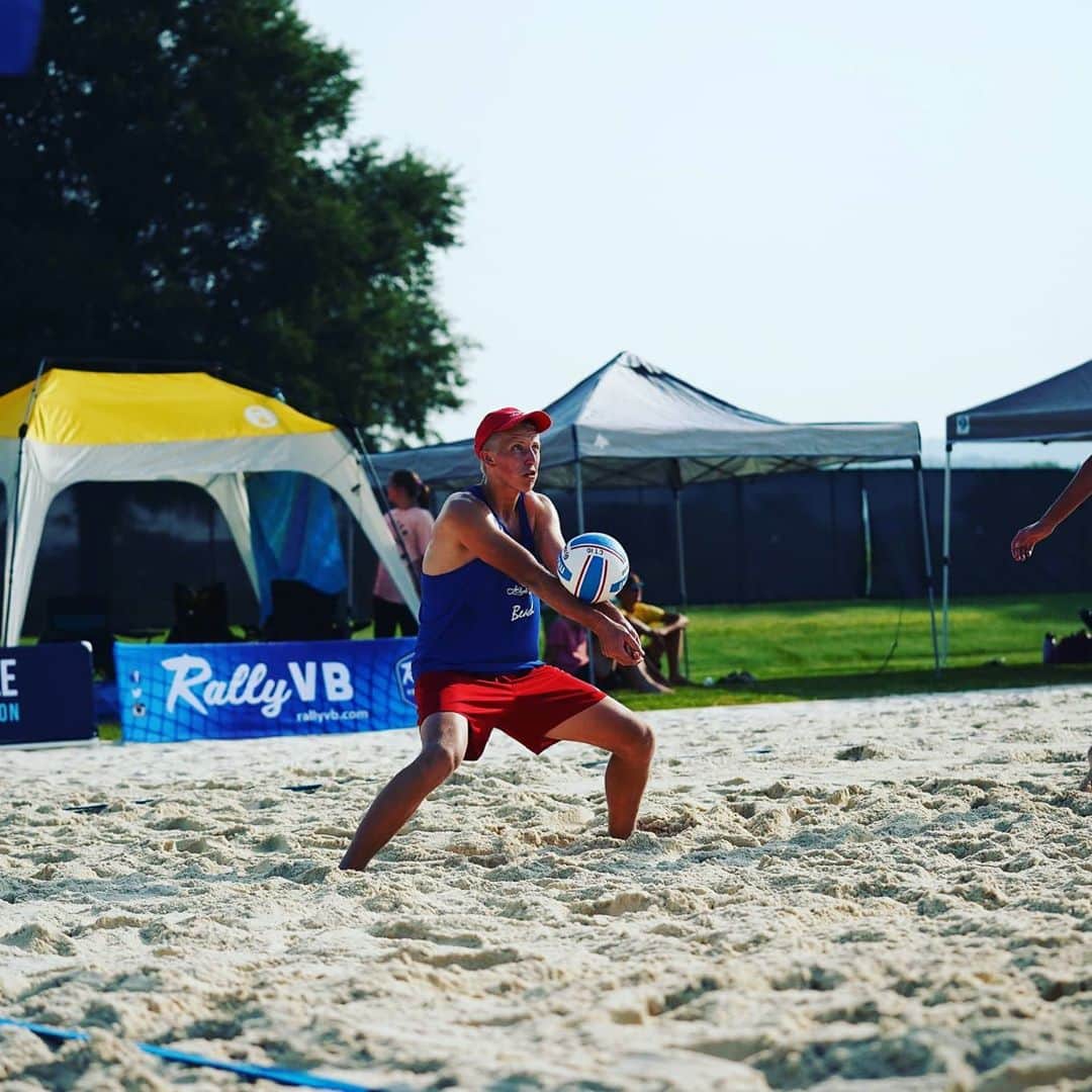 USA Volleyballさんのインスタグラム写真 - (USA VolleyballInstagram)「Day 1 of the 2020 USA National Beach Tour Junior Championship is in the books! It is great to be back in the sand. ❤⛱🏐 --- 🔗 to results in our bio 📷 @quadcphotography #ihearthsv」7月22日 23時14分 - usavolleyball