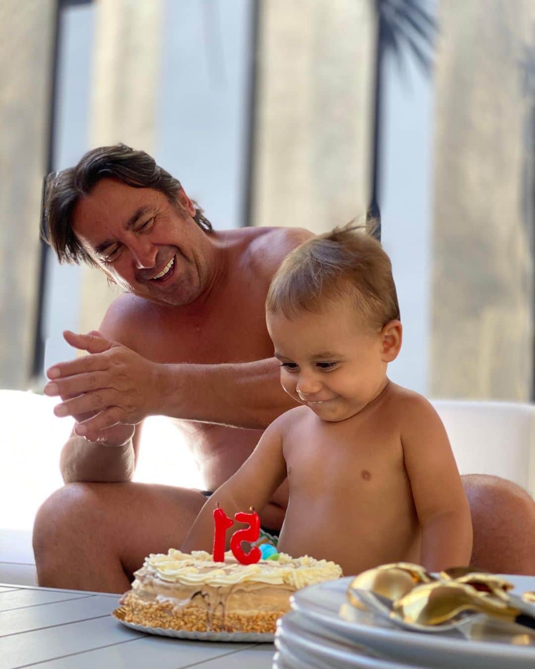 ヘスス・フェルナンデス・サエスのインスタグラム：「FELICIDADES VIEJO!! 🎉🎉🎉🎉. 51 tacos y mejor que nunca... ❤️❤️」