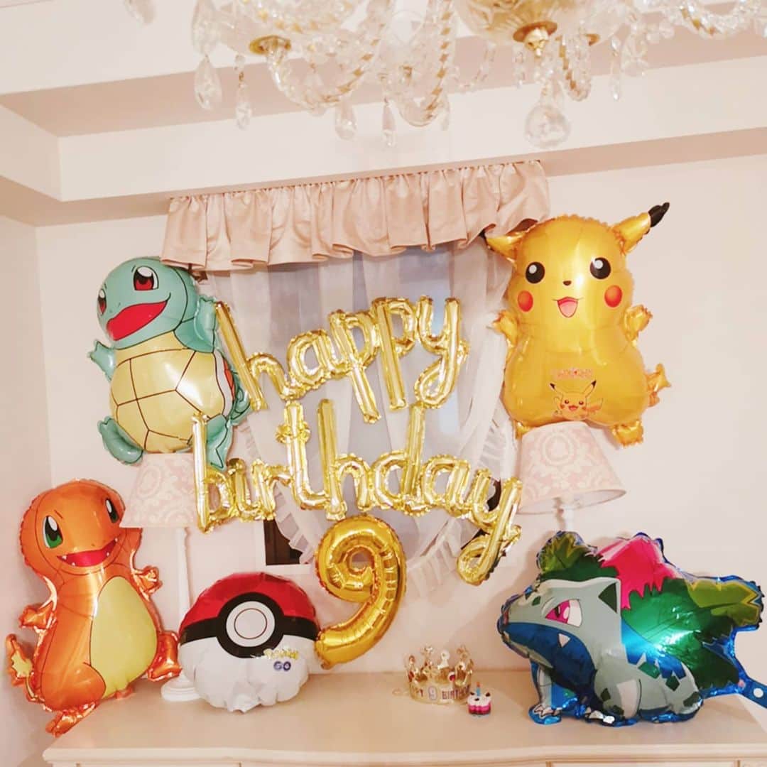 中島彩さんのインスタグラム写真 - (中島彩Instagram)「長男9歳のお誕生日記録💕 お誕生日当日は、お友達を招待してバースデーパーティーを🎉 せっかくなので、好きなポケモンしばりで手作りして準備...❤️ ポケモンバルーンはばぁばからの🎁💕 ポケモンビンゴやポケモン射的✨みんな喜んでくれた～💕 男子6人❤️賑やかに楽しそうに遊んでいて、私も幸せな気持ちに...✨ もう9歳だなんて早くて信じられない～💦 お誕生日２日前にはじぃじばぁばとお買い物💕大きなレゴゲットしてました😘 これからもとあらしく、笑顔いっぱい健やかに成長していって欲しいと願います🌠  #誕生日 #誕生日会 #バースデーパーティー　#バースデー準備 #誕生日飾り付け  #ポケモン　#ポケモンバルーン　#長男　#9歳」7月22日 23時24分 - aya.n.aya
