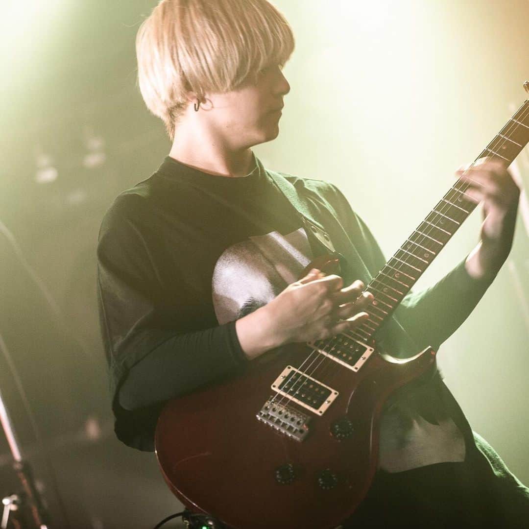 のインスタグラム：「5ヶ月ライブしてなかったけど 先日の配信ライブで感覚みたいなもの取り戻してる感じがした！やっぱりライブ最高だなぁ☺️  Photo by @mnmy_0073」