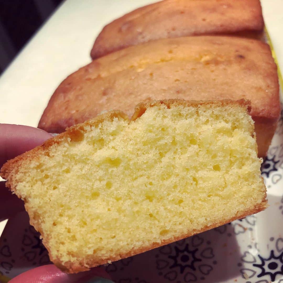 Liaさんのインスタグラム写真 - (LiaInstagram)「レモン🍋を入れたバターケーキを作ってみたんだけど、フワフワでめちゃくちゃ美味しく仕上がった🎶こんなに簡単でしっとり出来たの初めてカモ。#レモンケーキ #lemoncake #😋 #yummy #baking」7月22日 23時25分 - lia_vocalist