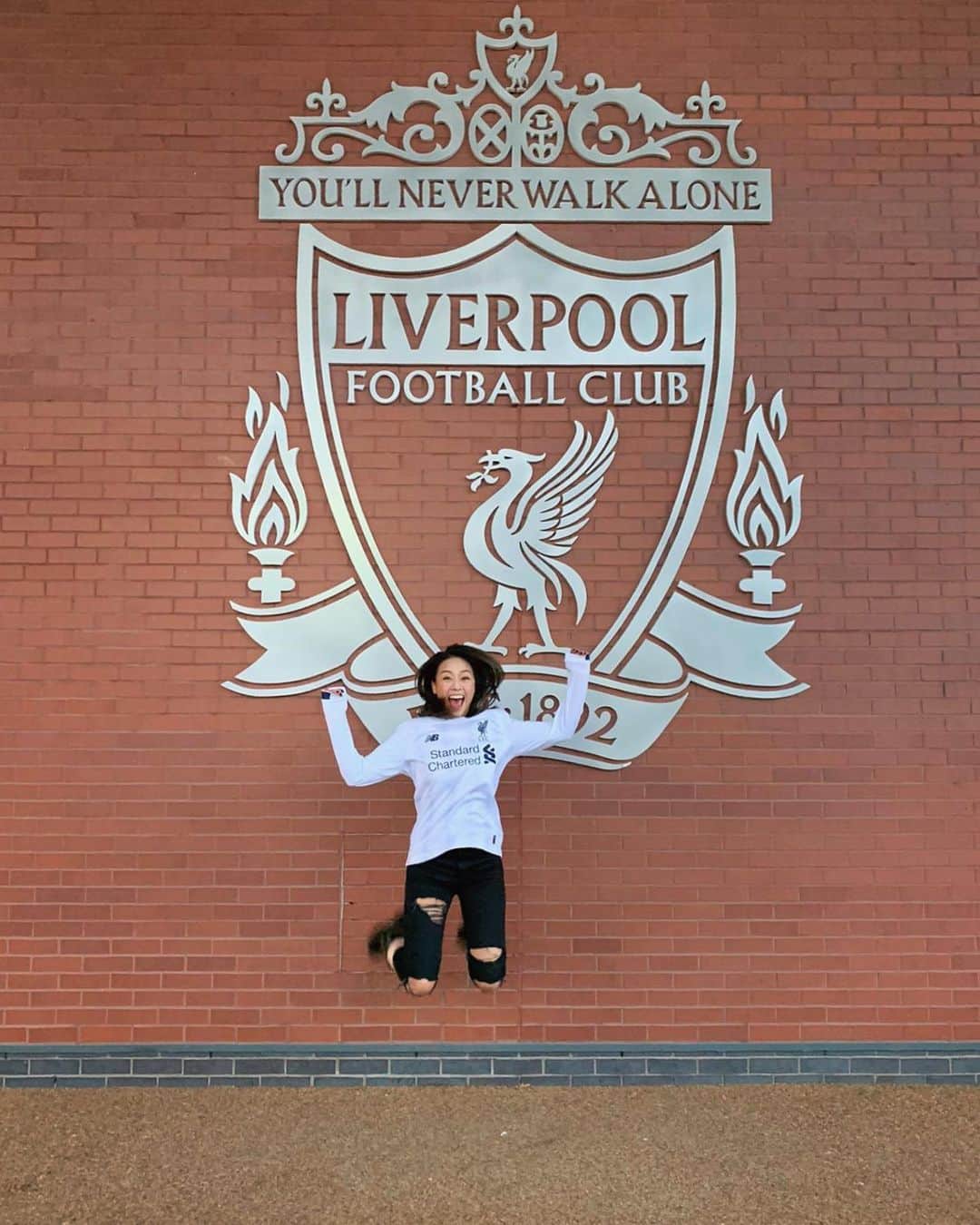 ジャクリーン・ウォンのインスタグラム：「Some things are worth the wait, worth the fight. YNWA. Keep going.  #YNWA #lfc」