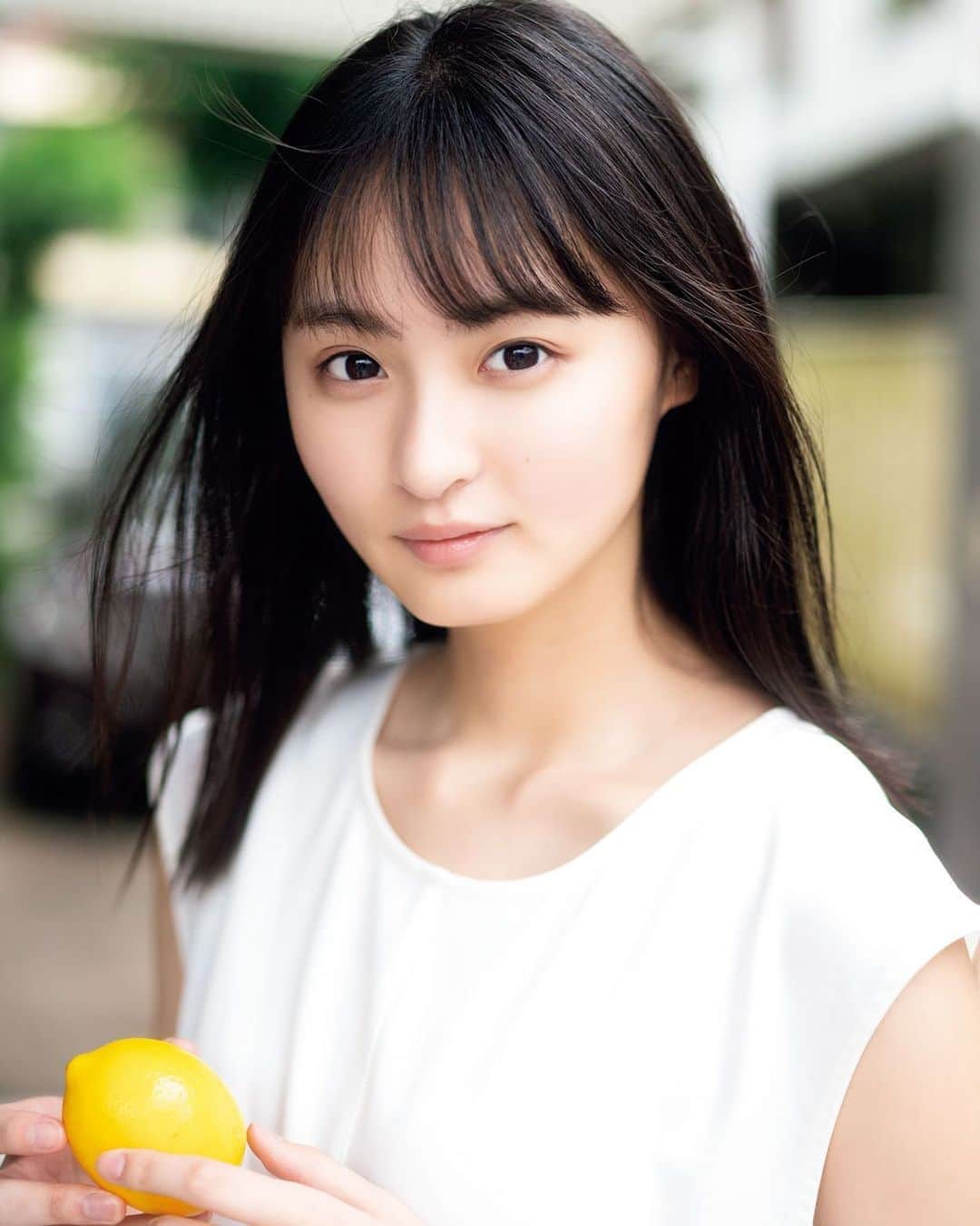 週刊少年マガジンのインスタグラム：「発売中の「　#週刊少年マガジン 」34号の表紙& #グラビア は #乃木坂46 #遠藤さくら さん！ これからの乃木坂46を語る上で不可欠な存在となった４期生の遠藤さくらさんを撮り下ろし！  撮影 / YOROKOBI スタイリング / 優哉 ヘアメイク / 田村直子 デザイン / 坂上和也 ( banjo )」