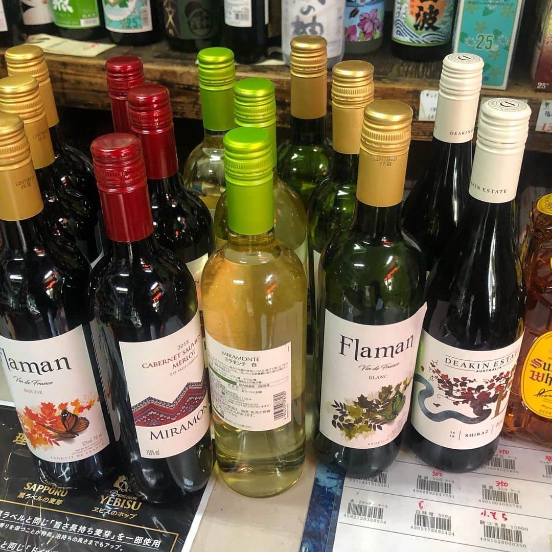 直樹 加藤さんのインスタグラム写真 - (直樹 加藤Instagram)「.. 安ウマがどっさり入荷です。  ¥1,000円以下でもキチンと美味い。  全部飲んでから仕入れてます。  このロットの赤ワインは、タンニンが軽く、冷蔵庫で冷やしたくらいの方が、美味しかったかな？  #大文字屋加藤酒店 #京都ワイン #西七条 #梅小路 #ワイン好きな人と繋がりたい #デイリーワイン #安ウマワイン」7月22日 23時33分 - daimonjiyakatonaoki