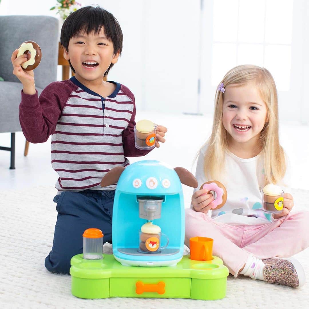 Skip Hopさんのインスタグラム写真 - (Skip HopInstagram)「Ready for a latte fun? ☕🐶 Build your own cafe creations and serve up yummy treats like a real barista with our Bark-ista Set! 😊🍩   #playtime #toddlertoys #creativeplay #skiphop」7月22日 23時39分 - skiphop