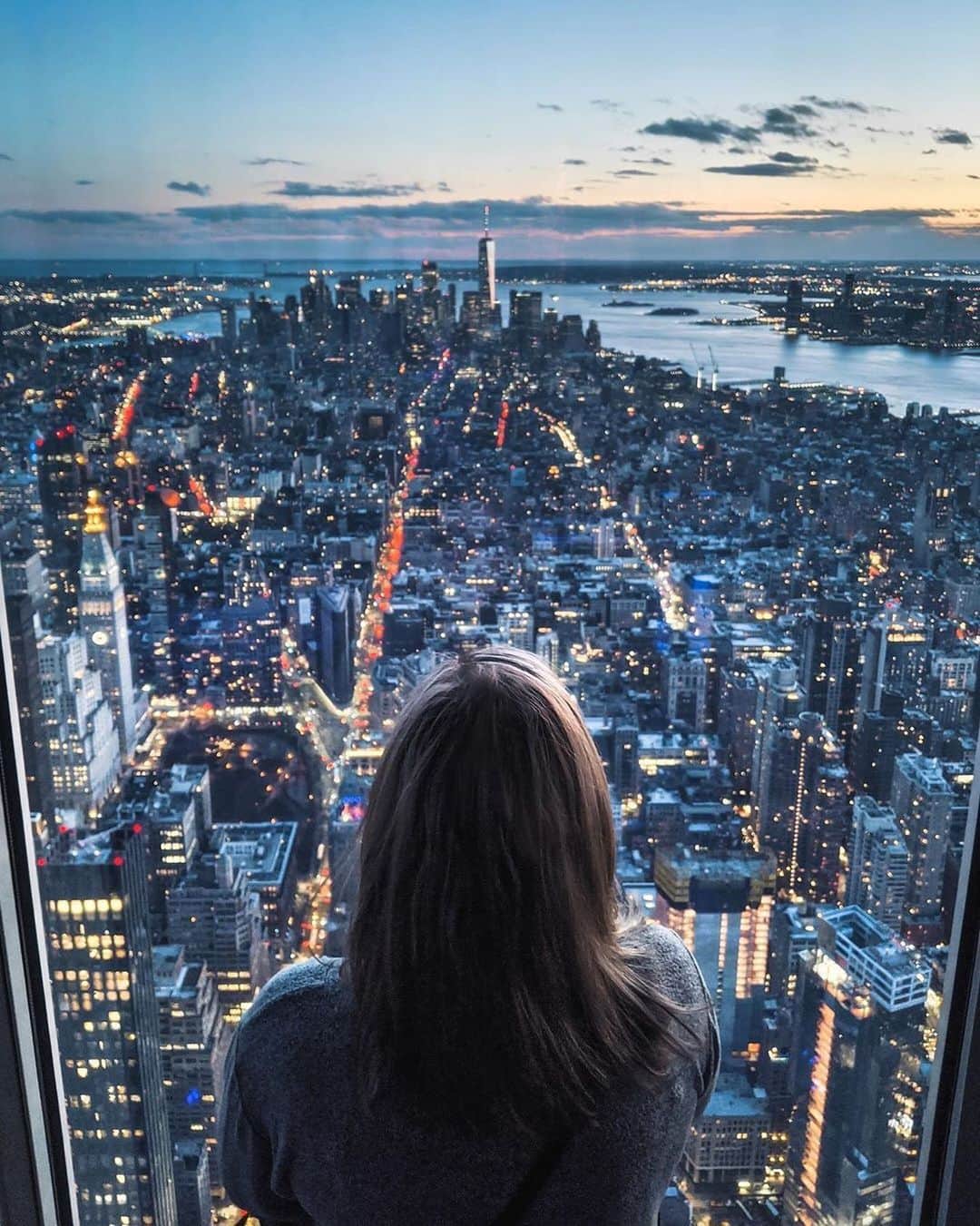 Empire State Buildingさんのインスタグラム写真 - (Empire State BuildingInstagram)「Your much-needed escape from home awaits ✨ ⠀⠀⠀⠀⠀⠀⠀⠀⠀ Tap bio link to experience the #EmpireStateBuilding’s highest-level views at the newly re-opened 102nd Floor Observatory! ⠀⠀⠀⠀⠀⠀⠀⠀⠀ 📷: @craigsbeds」7月22日 23時40分 - empirestatebldg
