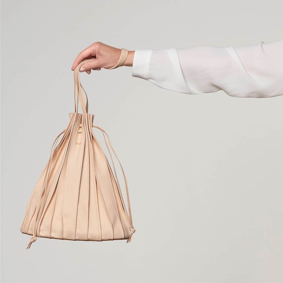 ブリーのインスタグラム：「To celebrate the festivities of our 50th anniversary, we created a collection that honors our history - BREE was founded in 1970 by Wolf Peter Bree and his wife Renate. Both were fascinated by modern design and innovative materials. Natural leather played a very important role right from the beginning as they valued it for its sustainability and used it in its purest way.   Please meet our cara, one of the products from our birthday collection!    Photo by @marvin_kampermann  Styling by @yilmazaktepestyle  . . . #50yearsofbree #anniversary #breesince1970 #madetomakeadifference #breevolution #handbags #leatherbags #purequality #purefashion #sustainablefashion」