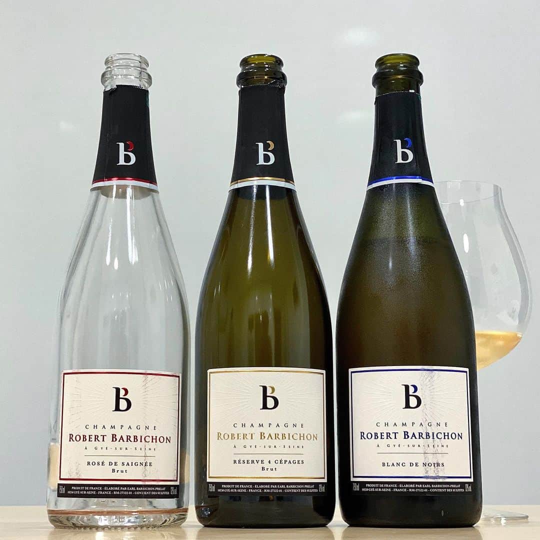 エンリケ・ソラ・クレメンテさんのインスタグラム写真 - (エンリケ・ソラ・クレメンテInstagram)「Champagne ROBERT BARBICHON. Thomas y Maxime, la cuarta generación, hacen todo lo posible para garantizar que sus champagnes expresen la magia del terroir y la elegancia de las variedades, de las cuales el 74% es Pinot Noir, el 12% es Chardonnay, el 8% es Meunier y el 6% es Pinot Blanc. Poseen 9 hectáreas dividas en 17 parcelas entre los pueblos Gyé-sur-Seine y Celles-sur-Ource, en la Côte des Bar. Desde 2010 todos los viñedos están certificados en Ecológico y desde 2012 en Biodinámico. •ROSÉ DE SAIGNÉE (100% Pinot Noir. Degüelle 11/02/2019) degustado en Riedel Fatto A Mano Performance Pinot Noir Red. •RÉSERVE 4 CÉPAGES (70% Pinot Noir, 15% Chardonnay, 8% Meunier, 7% Pinot Blanc. Degüelle 28/06/2019) degustado en Riedel WineWings. •BLANC DE NOIRS (89% Pinot Noir, 11% Meunier. Degüelle 23/10/2019) degustado en Riedel Veritas New World Pinot Noir. Un Vigneron para disfrutar!!! Salud Winelovers! • • • • • #vino #vin #vinho #вино #ワイン #紅酒 #wein #champagne #winelover #wineinfluencer #winetime #winecellar #wineporn #instawine #winetasting #sommelier #champagnelover #somm #champagnerobertbarbichon #robertbarbichon #cotedesbar #riedel #riedelveritas #riedelwinewings #riedelfattoamano」7月22日 23時43分 - kike_sola