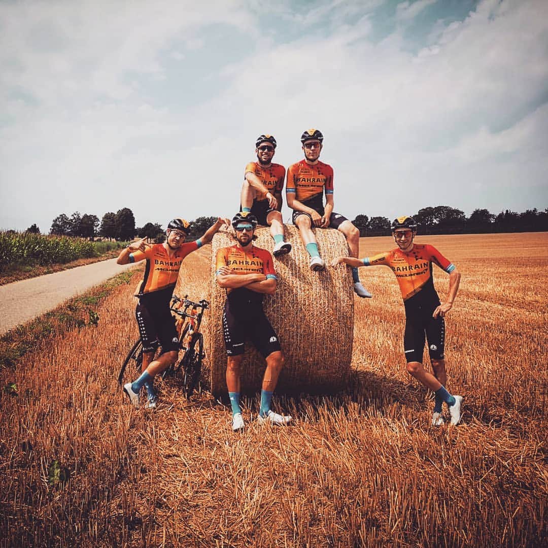 マーク・カヴェンディッシュのインスタグラム：「Ballers / Balers ..... Same same. 😎😎  Great little rest day spin here in Germany with @bahrainmclaren.  @h.haussler @stevie.w @fred.w @mhaller91」