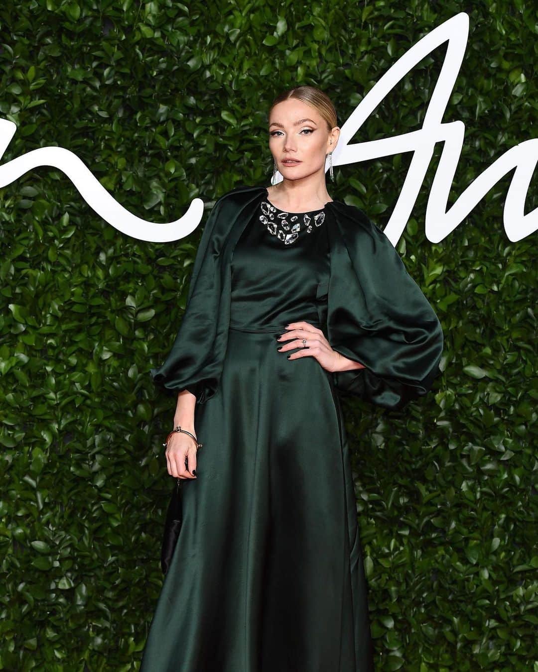 SWAROVSKIさんのインスタグラム写真 - (SWAROVSKIInstagram)「Looking back at 2019’s Fashion Awards for our #SwarovskiFashionStories series, where @swarovski and @ssonecircle joined forces on this beautiful forest-green satin maxi dress that was turned into a statement piece with Swarovski upcycled crystal, layered to give the illusion of being a necklace. #SwarovskiFashionStories #SwarovskiCreativeCollaborations @swarovski #swarovski #swarovskicrystal #crystal @ssonecircle #ssone #clarapaget @clarapaget #fashionawards @britishfashioncouncil」7月22日 23時55分 - swarovski