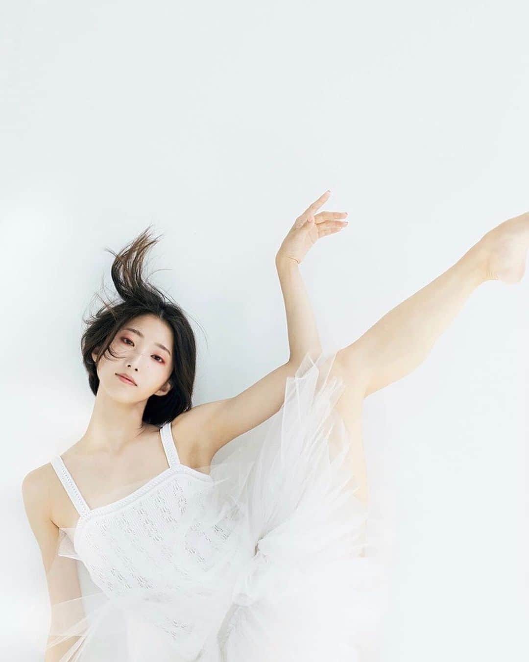 飯島望未のインスタグラム：「「無垢」 @spurmagazine  @chanel.beauty   Photo @520_igarashi  Hair @shucohair  Makeup @barbiemichiru  Styling @saeko_sugai   1 スティロ ユー ウォータープルーフ 955 2 レ キャトル オンブル 362 3 ルージュココ フラッシュ 132 4 ヴェルニ ロング トゥニュ 769 5 ボーム エサンシエル ロゼ (全て8月14日発売) @chanel.beauty」