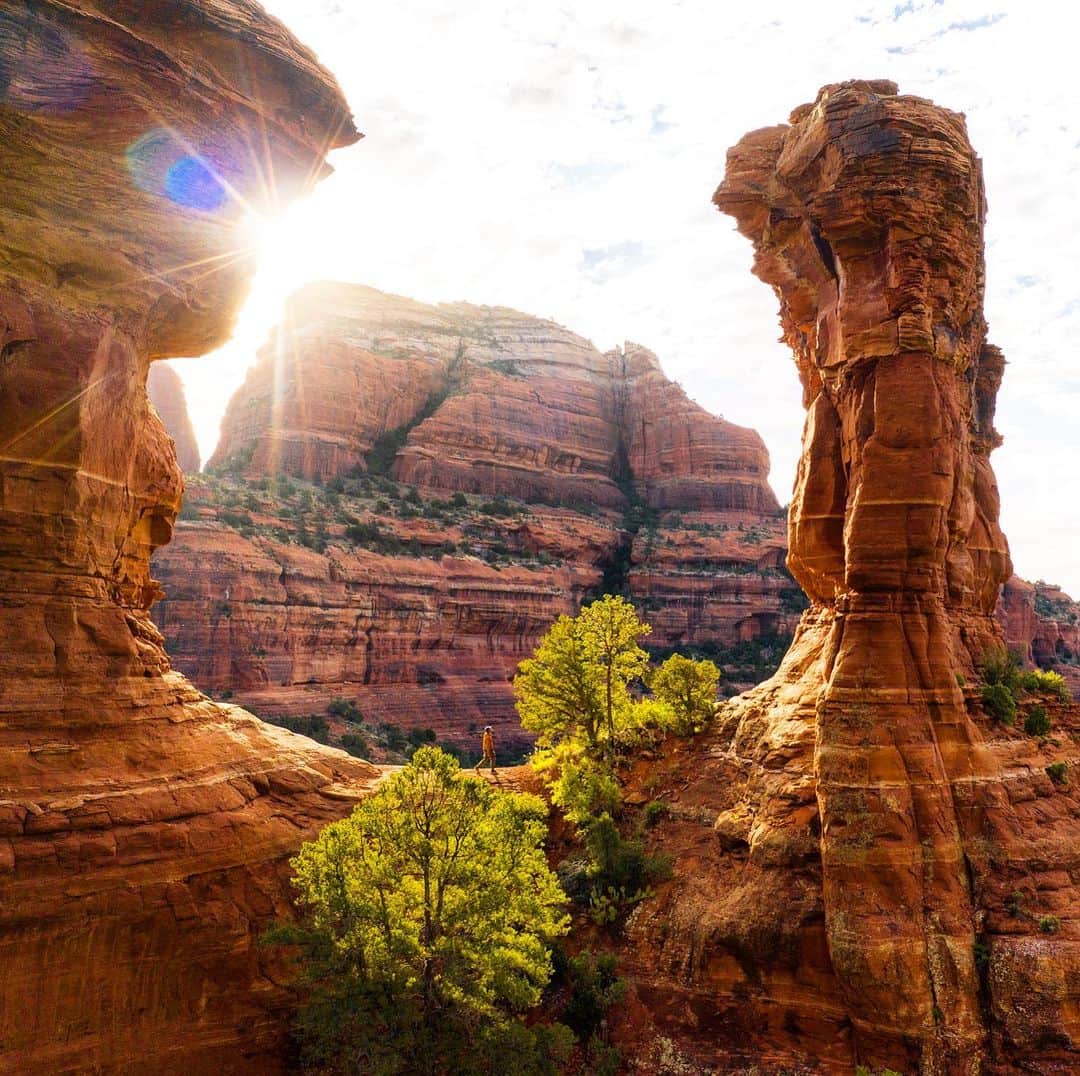 クリス・バーカードのインスタグラム：「I rarely share a similar image twice. But this place felt unique. Another perspective of this mysterious ‘once arch’ in Sedona. I can only wonder what it looked like complete. It’s perspectives like this I appreciate being able to use a drone. With permission & access there is no better tool to bring a unique point of view to life.  .  Shot on @djiglobal mavic air 2」