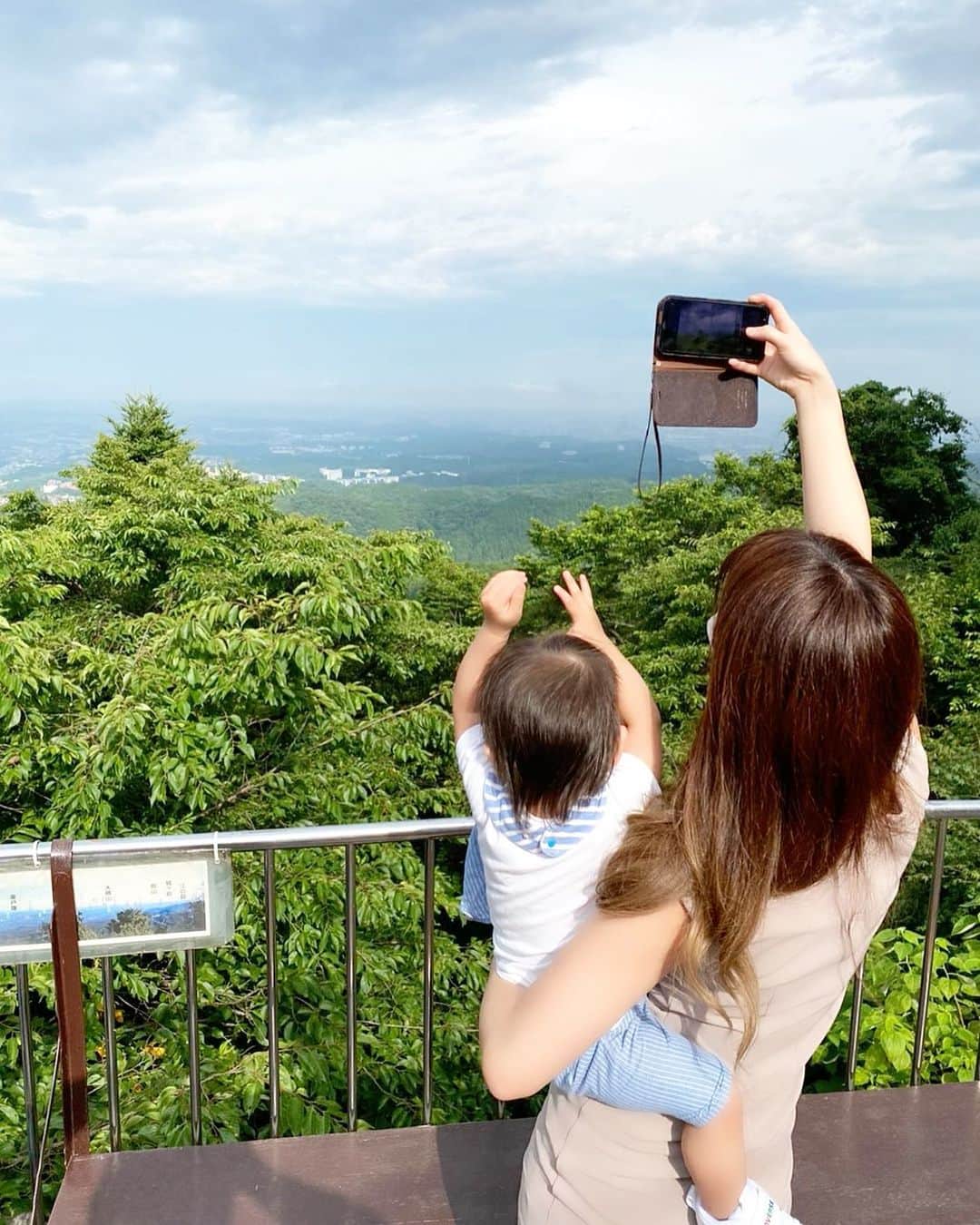 Momoeのインスタグラム：「. .  みよ、自分が撮られてると思い込む。 母ちゃんの画面、見てごらん。 . . #happy #家事 #育児 #family #家族 #boy #smile #男の子 #息子 #code #love #lucky #kids #子供 #thankyou #宝物 #ベビー #fashion #follow #心 #縁 #パパ #ママ #家族写真 #男の子ママ #赤ちゃん写真 #photo #子育て #1歳 #flower」